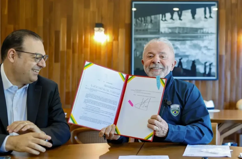 Lula sanciona lei que muda renovação da CNH