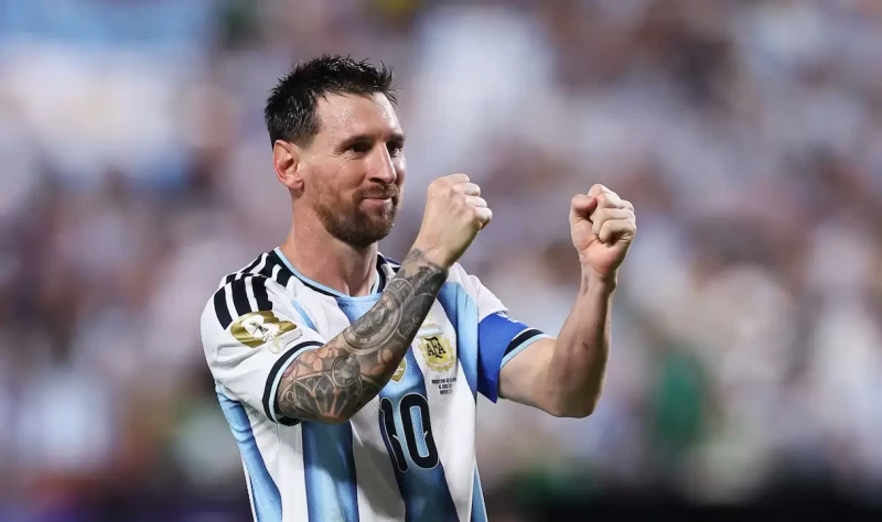 Messi faz três, iguala recorde de Klose e conduz Argentina na estreia