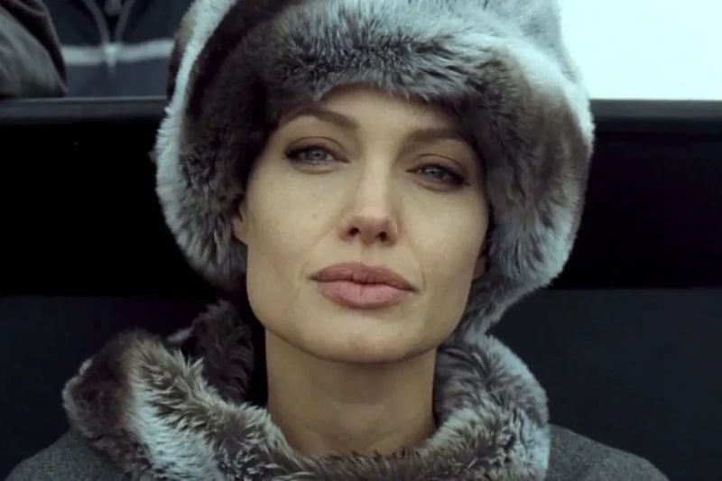 Angelina Jolie diz que não esteve com ninguém desde separação de Brad Pitt, há 10 anos
