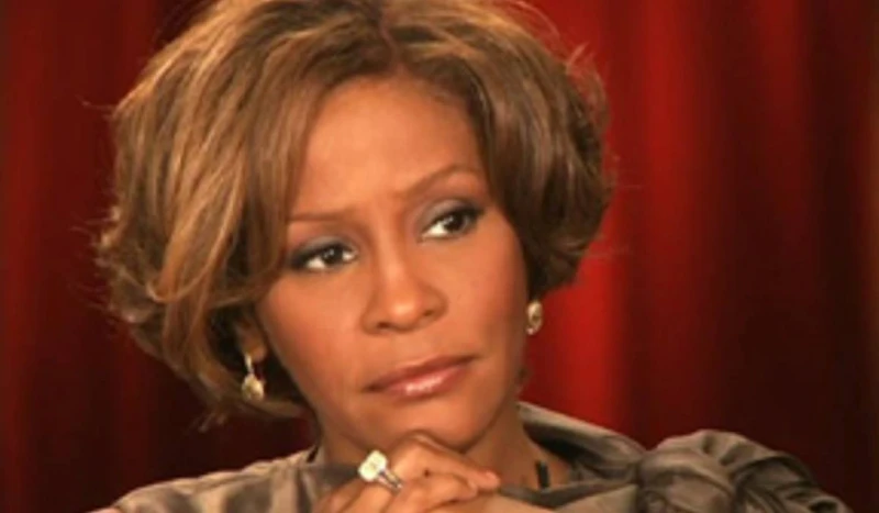 Família de Whitney Houston contesta relato de Oprah sobre drogas
