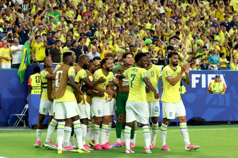 Com show de Vini e estreia de Neymar, Brasil vence a Escócia e avança em primeiro