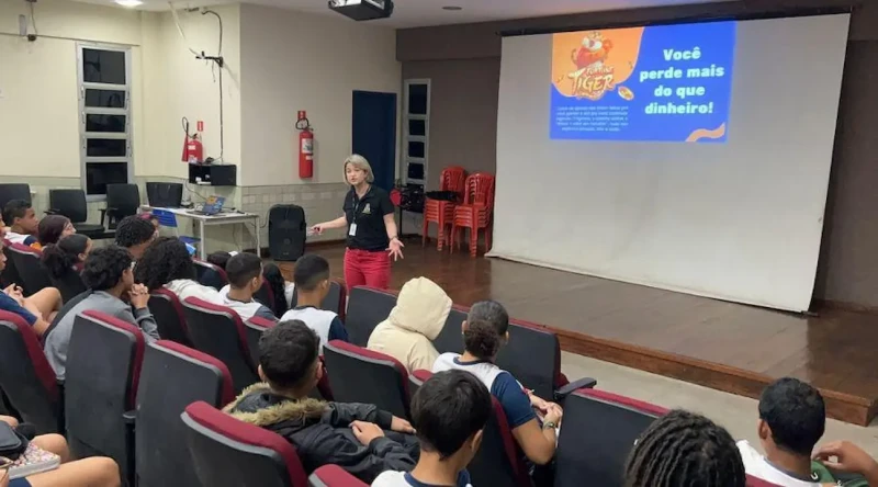Procon de Vila Velha orienta 3 mil alunos sobre riscos das apostas online