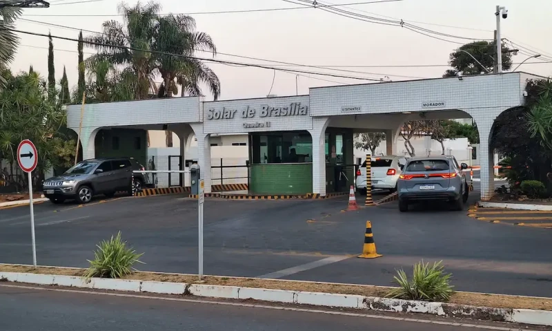 Moraes mantém Bolsonaro em prisão domiciliar e determina apreensão de armas