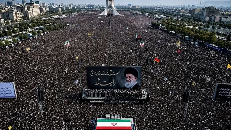 Três filhos de Khamenei participam do funeral, mas sucessor não aparece