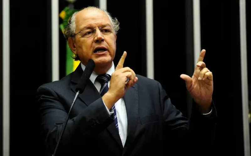 Projeto de Luiz Carlos Hauly quer barrar atletas do exterior e técnico estrangeiro na Seleção