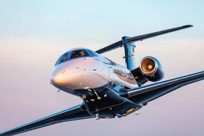Embraer lança Phenom 300EV com sistema de pouso automático; entregas começam em 2028