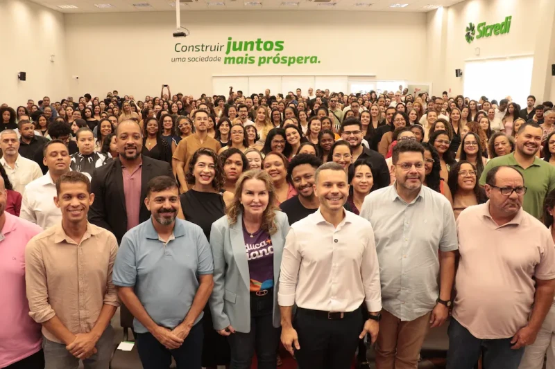 Viana empossa mais de 240 novos profissionais para reforçar a rede municipal de ensino
