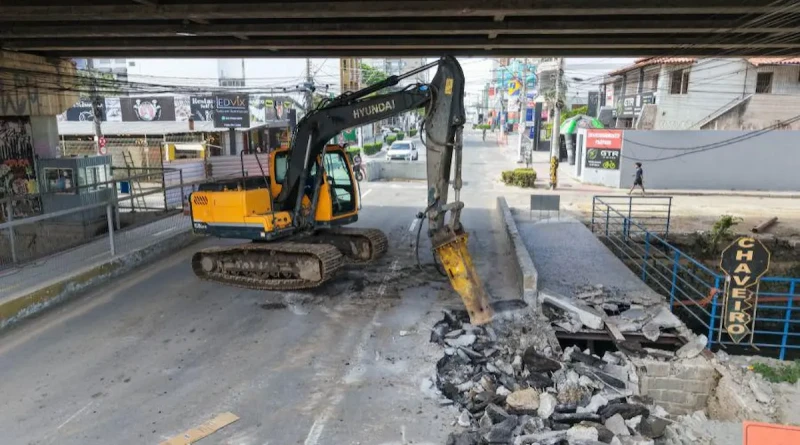 Trecho da Avenida Champagnat é interditado após demolição de ponte
