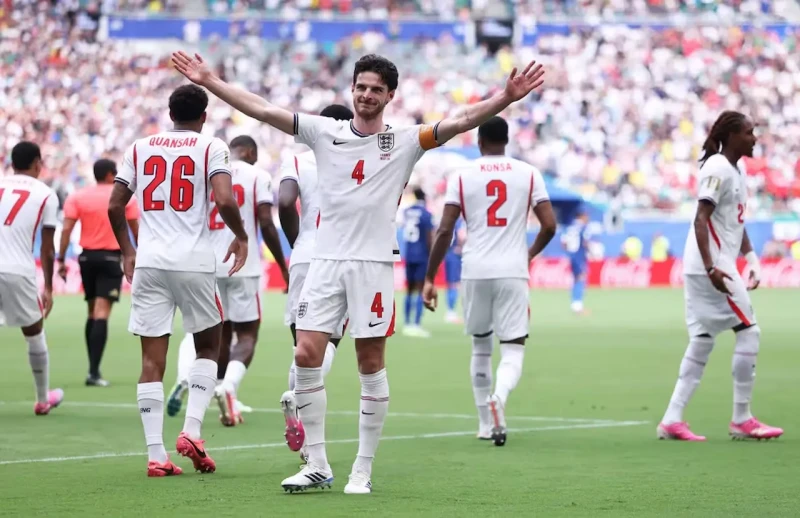 Inglaterra vence França em jogo de dez gols e conquista bronze da Copa