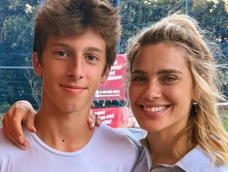 Carolina Dieckmann vai às lágrimas com surpresa do filho em pré-estreia
