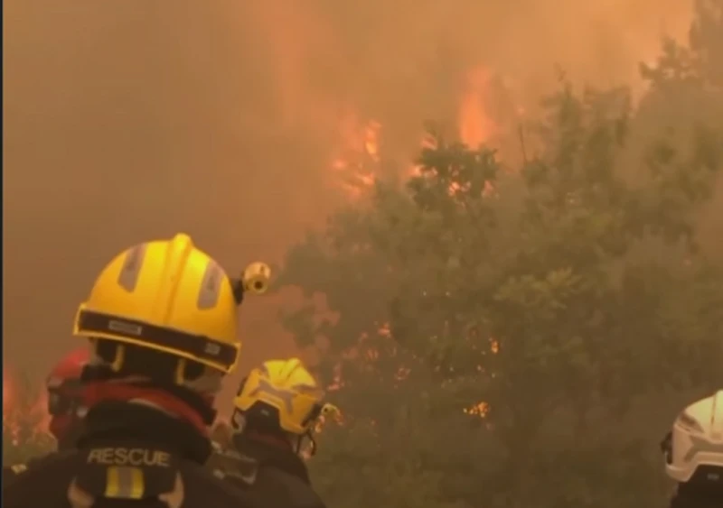 França adapta avião cargueiro para combater incêndios após quase 200 mil evacuações