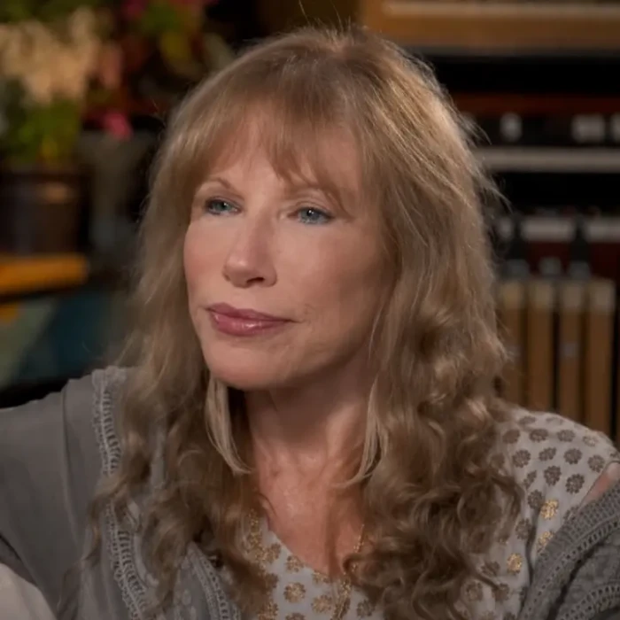 Carly Simon revela diagnóstico de Parkinson e afirma: ‘Não parei de viver nem de trabalhar’
