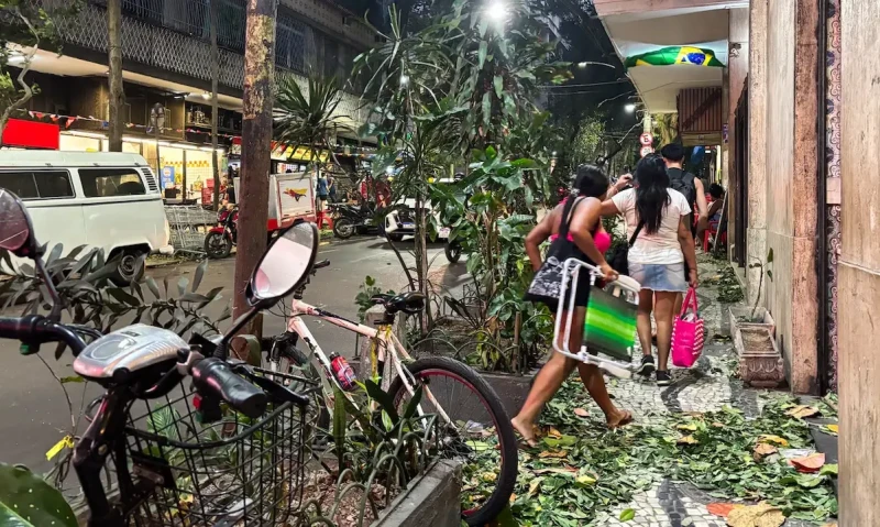 Vendaval deixa mais de 510 mil imóveis sem luz e causa mortes no Rio de Janeiro