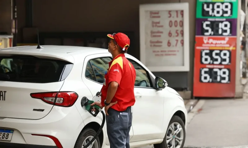 Aumento de etanol na gasolina gera debate sobre segurança dos veículos e impacto nos preços