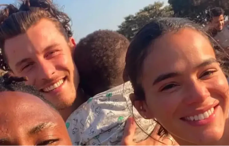 Shawn Mendes fala português ao ser abordado com Bruna Marquezine em Angola