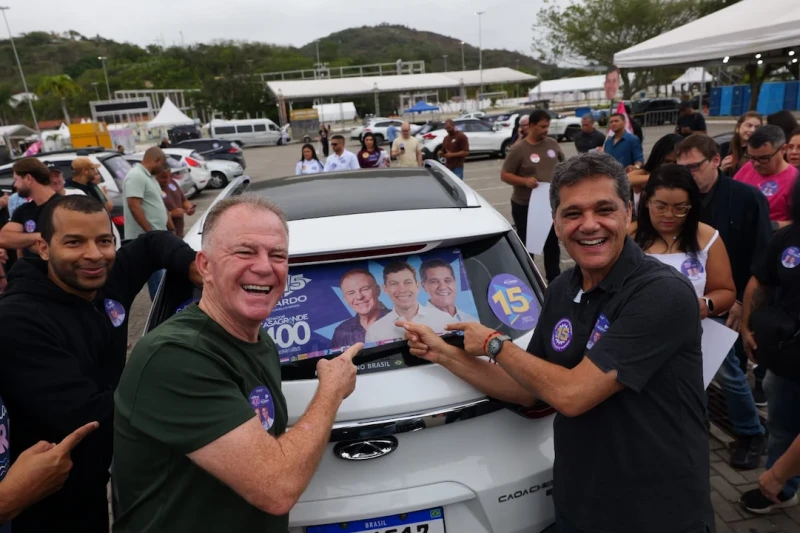 Casagrande e Ricardo fazem adesivaço na Grande Vitória e mobilizam aliados