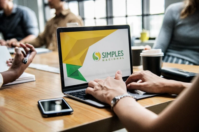 Atraso na atualização do Simples Nacional pressiona pequenos negócios e ameaça permanência no regime