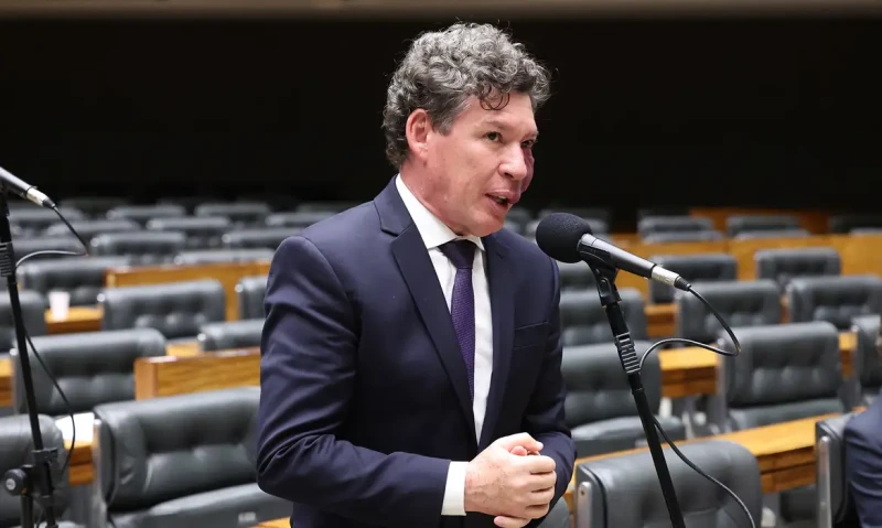 Hugo Motta indica Reginaldo Lopes para comandar análise da MP que suspende taxa das blusinhas