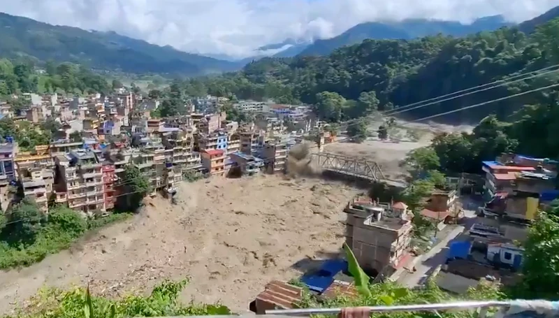 Enchente após colapso de geleira deixa mais de 270 mortos e mais de mil desaparecidos entre Nepal e Tibete