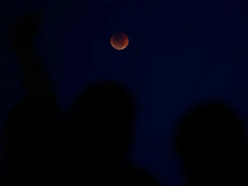 Eclipse lunar pode ter visibilidade prejudicada por nuvens no Brasil; veja onde o céu deve abrir