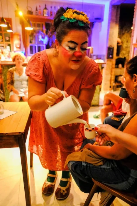 Espetáculo transforma casa de moradora em palco para apresentação gratuita em Domingos Martins