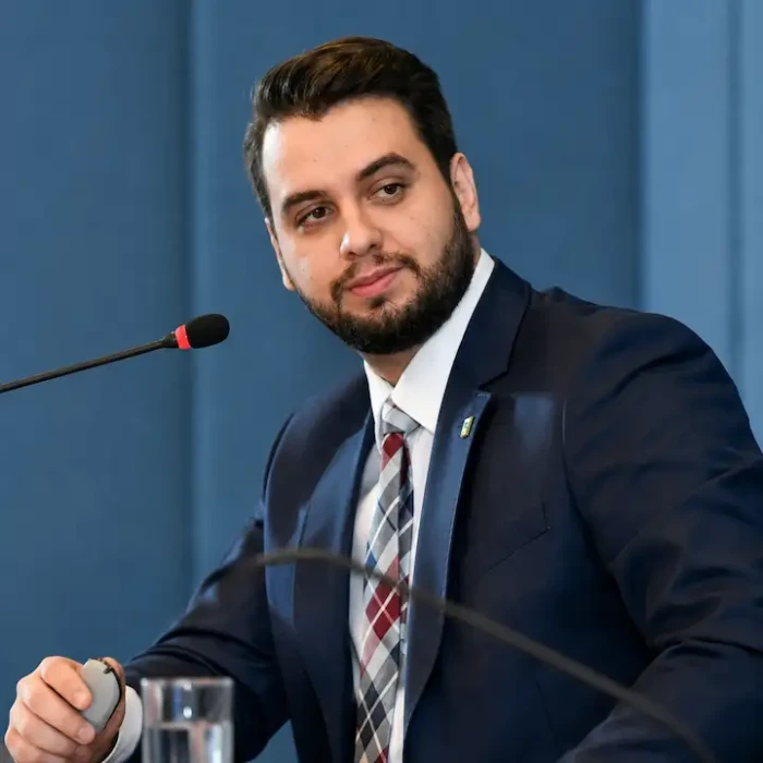 Justiça dos EUA cobra origem de registro migratório falso sobre Filipe Martins