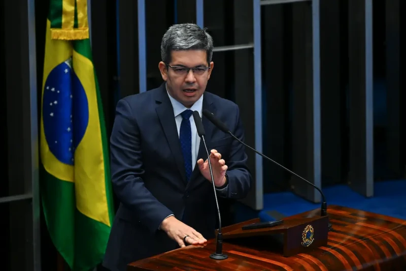Governo quer levar PEC do fim da escala 6x1 ao plenário do Senado nesta quarta, diz Randolfe