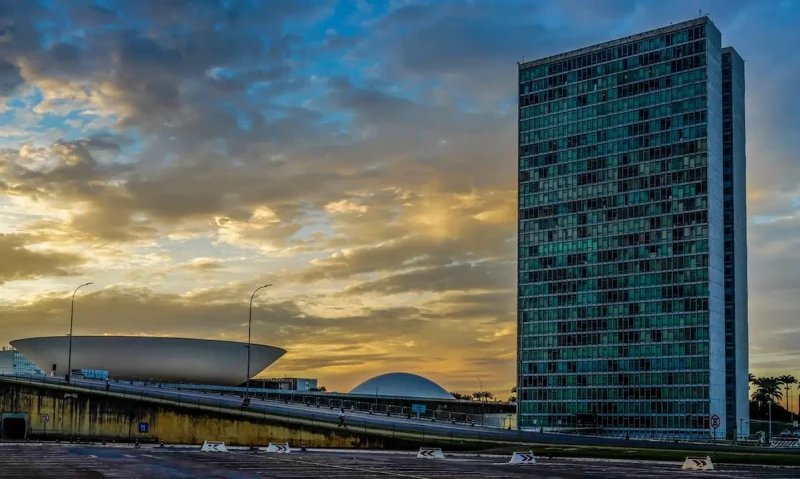 Votação do fim da escala 6x1 é adiada no Senado e deve ficar para depois das eleições
