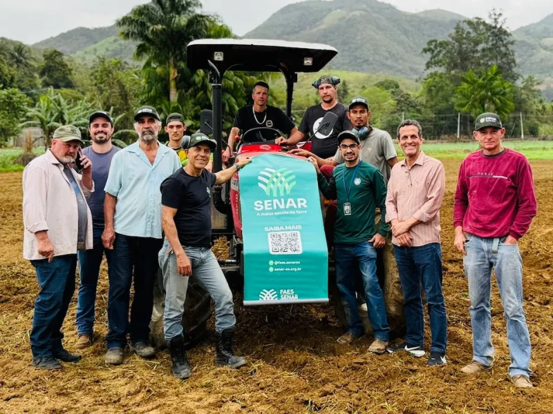 Cariacica capacita agricultores para operação e manutenção de tratores