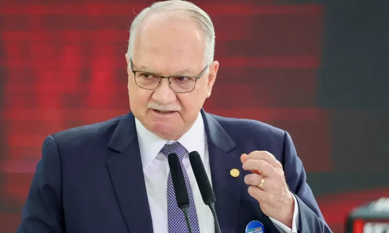 Fachin dá cinco dias para Mendonça e Gonet responderem acusações de Moraes no caso Master