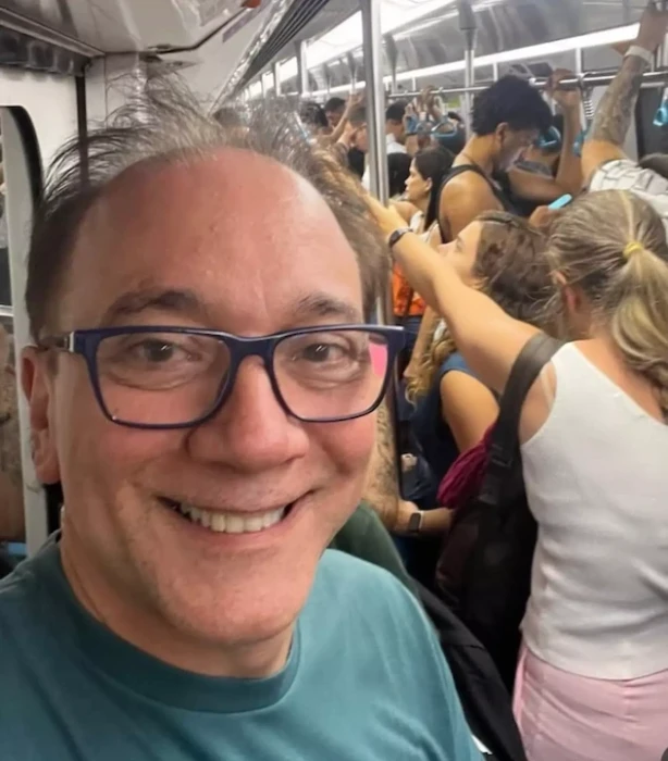 Bruno Gouveia vai de metrô ao Rock in Rio e diverte fãs nas redes