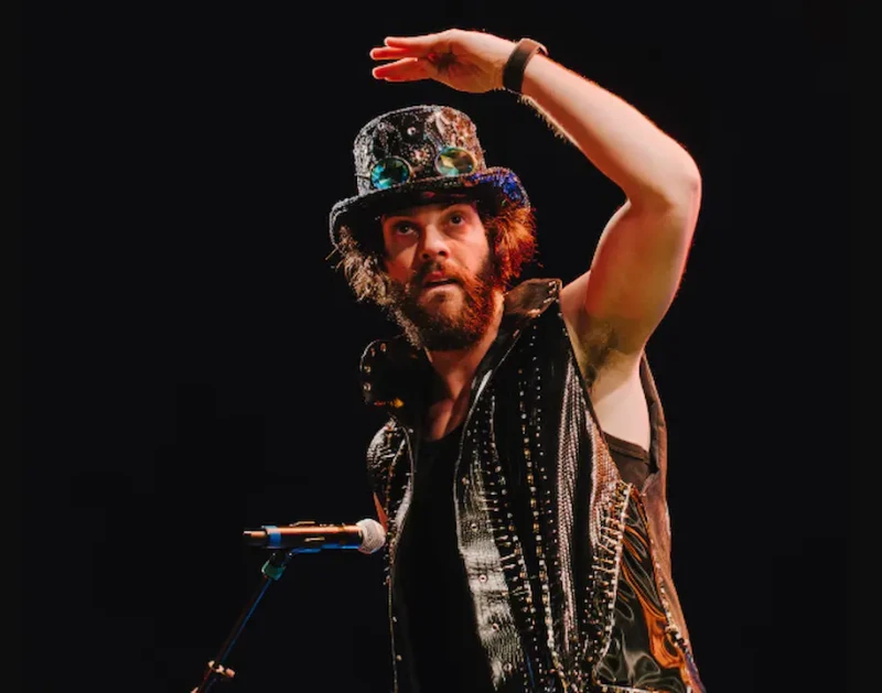 Diogo Defante estreia no Rock in Rio com show punk e expulsa robô do palco