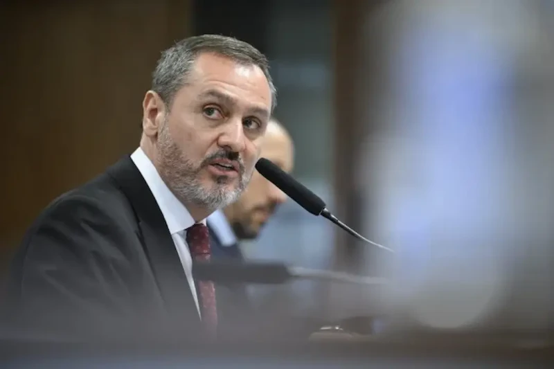 Andrei Rodrigues nega monitoramento de Mendonça e pede permanência no comando da PF
