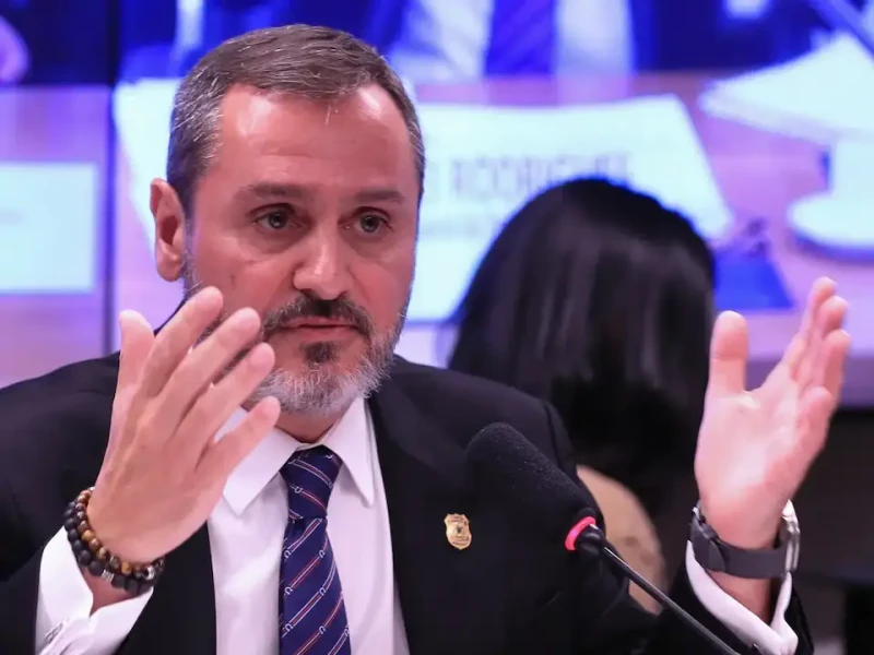 AGU pede a Fachin suspensão imediata do afastamento do diretor-geral da PF