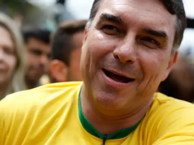 Mendonça inclui Flávio Bolsonaro em inquérito sobre financiamento de 'Dark Horse'