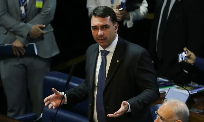 Defesa de Flávio Bolsonaro tentou levar caso Dark Horse a André Mendonça no STF