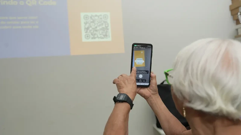 Curso de tecnologia ajuda idosos de Viana a ganhar autonomia no uso do celular e da internet