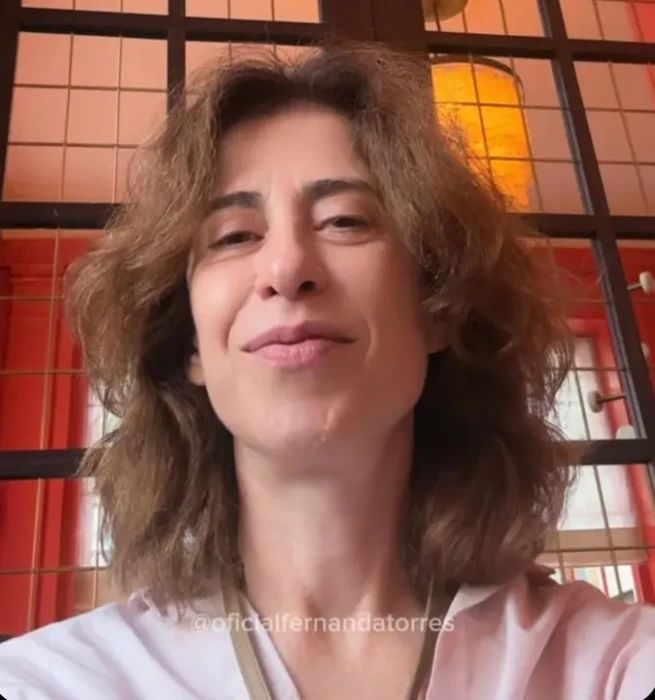 Fernanda Torres completa 61 anos e faz reflexão nas redes: ‘61 e avante’