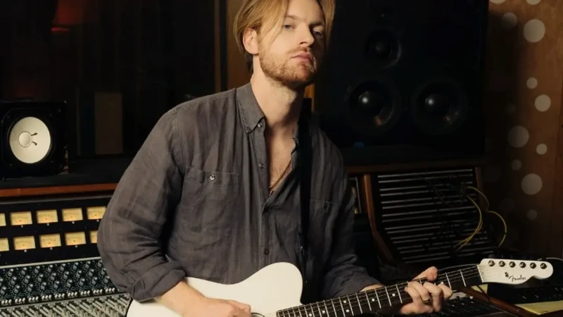 Finneas deixa turnê de Ed Sheeran em solidariedade a Macklemore