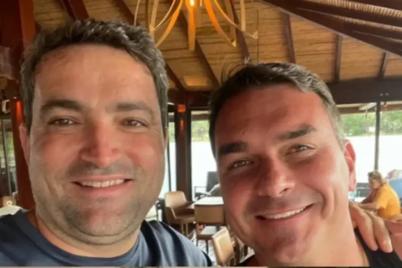 Flávio Bolsonaro usou em campanha imóvel de advogado alvo da PF no caso INSS, diz revista