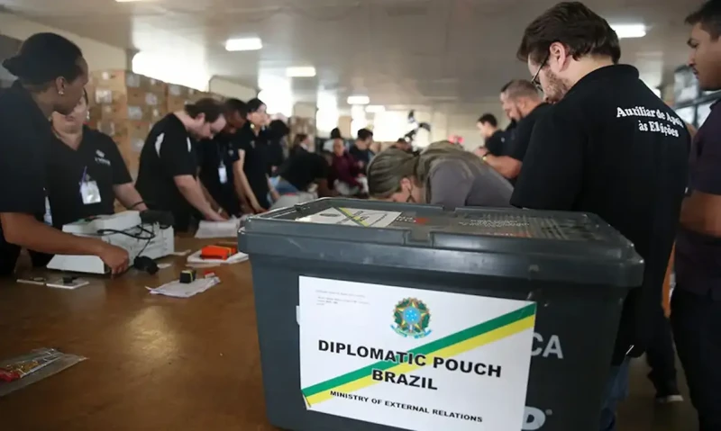 Quase 1 milhão de brasileiros no exterior poderão votar para presidente em 2026