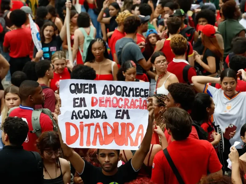 Estudantes marcham no centro do Rio em apoio a Lula e levam pauta da jornada 6x1 às ruas