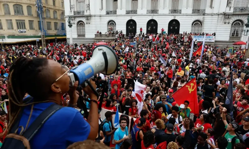 UNE mobiliza estudantes em ao menos 13 estados e no DF em apoio a Lula no segundo turno
