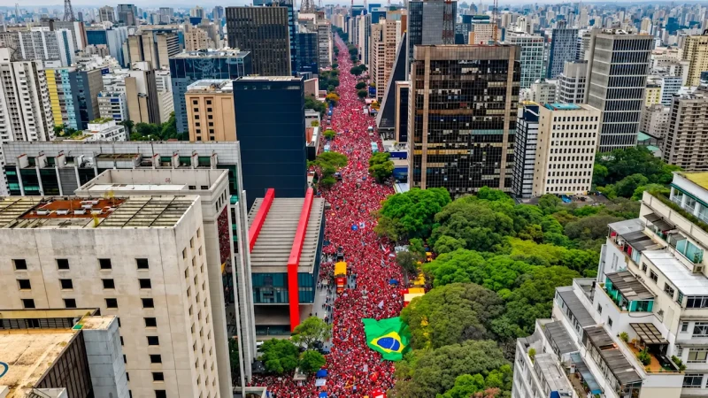 Milhares ocupam Avenida Paulista em ato pela reeleição de Lula