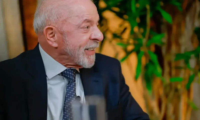 Lula promete abrir sigilos bancário e telefônico e desafia Flávio Bolsonaro a fazer o mesmo
