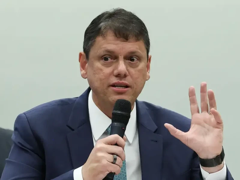 Flávio se declara presidente em carta golpista, e Tarcísio defende respeito às urnas