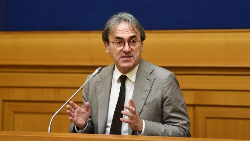 Uso de passaporte italiano por Flávio ao deixar o Brasil motiva pedido de apuração na Itália