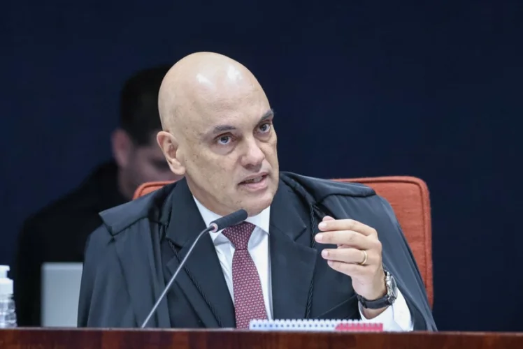 Moraes manda apreender armas de Bolsonaro e revoga registro de CAC