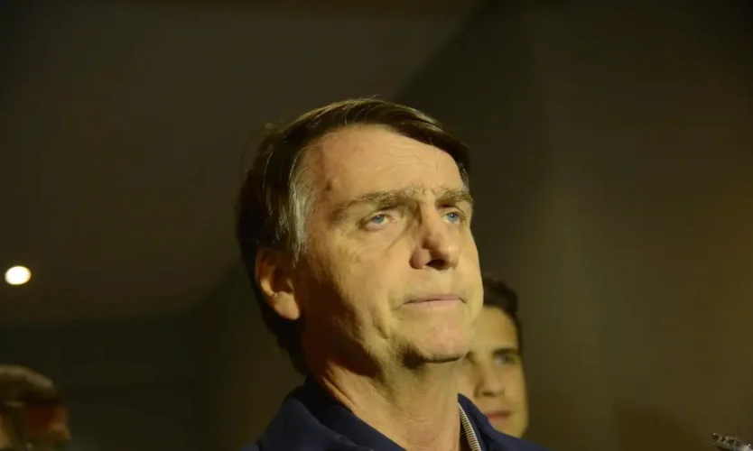 Com vômitos e calafrios, Bolsonaro é levado para hospital, diz Flávio