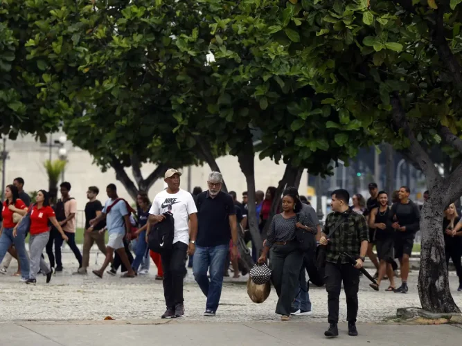 Brasileiro acha que o governo gasta muito, mas defende benefícios atrelados ao mínimo